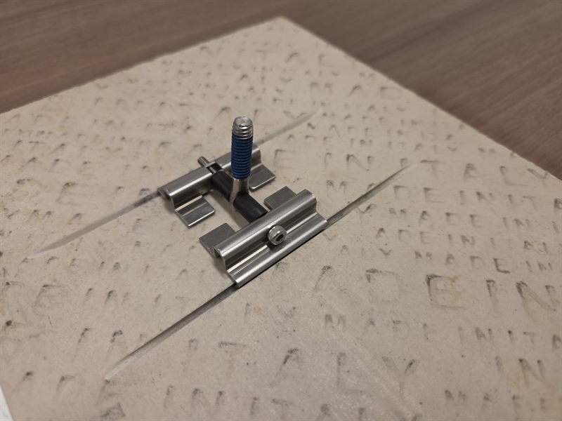 グリップ金具ボルトタイプ
