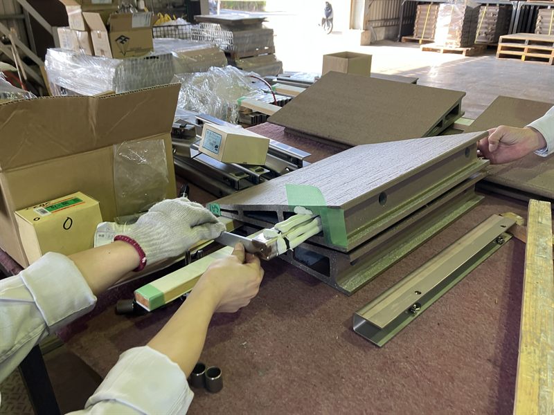 テラコッタルーバー組立作業